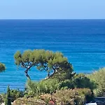 Face A La Mer, Cassis Et Son Cap Canaille